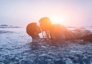 Σεξ στο νερό: Tips για να το απολαύσετε με ασφάλεια