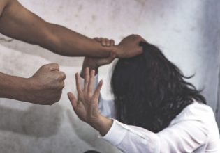 Βόλος: Εφιάλτης για 26χρονη – Την απείλησε με κατσαβίδι μπροστά στο παιδί τους