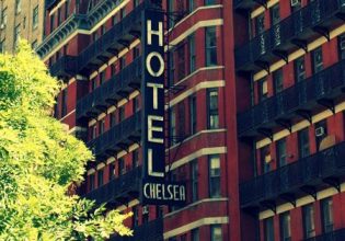 Πίσω από τους τοίχους του Chelsea Hotel: Ο μύθος της ηδονής και της θλίψης της Νέας Υόρκης