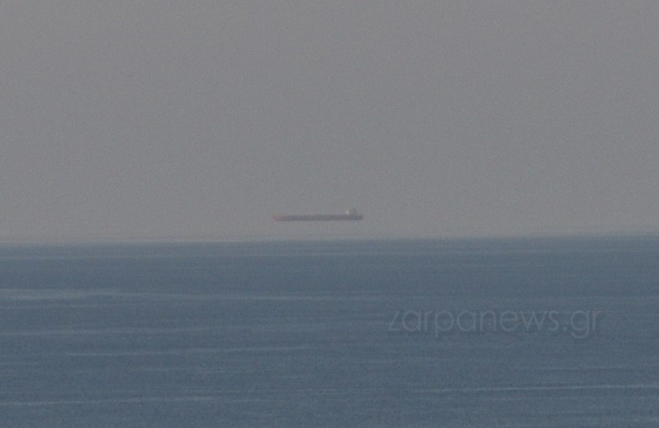 Κρήτη: Το φαινόμενο Fata Morgana εμφανίστηκε στα Χανιά – Γιατί βλέπουμε το δεξαμενόπλοιο να «αιωρείται»;