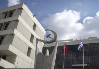 ΚΚΕ για Έβρο: Η λέξη βαρβαρότητα δεν αρκεί για να περιγραφεί τη φρίκη που ζουν οι πρόσφυγες