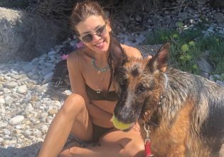 Κατερίνα Λέχου: Με κόκκινο μπικίνι στην παραλία η ηθοποιός – Εντυπωσιακές οι αναλογίες της