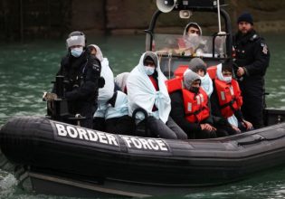 Βρετανία: Αριθμός ρεκόρ μεταναστών έφθασαν μέσα σε μία ημέρα στις αγγλικές ακτές διαπλέοντας τη Μάγχη