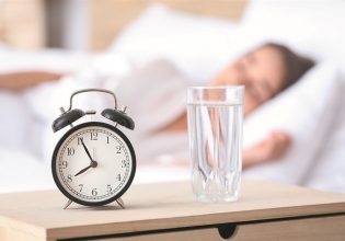 Νερό πριν από τον ύπνο: Καλή ή κακή συνήθεια;