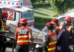 Πακιστάν: Τουλάχιστον 20 νεκροί από σύγκρουση λεωφορείου με βυτιοφόρο