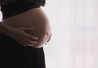 Έρευνα: Οι ρατσιστικές διακρίσεις συνδέονται με αυξημένο κίνδυνο γέννησης λιποβαρών και πρόωρων μωρών