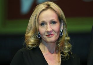 JK Rowling: Δέχεται απειλές μετά το tweet συμπαράστασης στον συγγραφέα Σαλμάν Ρούσντι