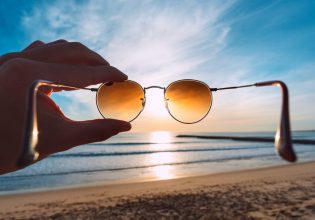 Πώς θα διαλέξεις τα τέλεια γυαλιά ηλίου online: Πέντε tips και προτάσεις