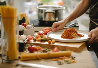 Blogger αποκαλύπτει τους λόγους που οι Ιταλοί δεν παχαίνουν ενώ τρώνε τόσα ζυμαρικά