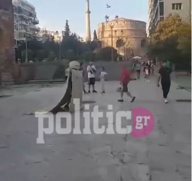 Θεσσαλονίκη: Άντρας περιφερόταν με κράνος και μανδύα στο κέντρο της πόλης