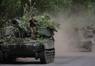 Ουκρανία: Παρέλαβε αμερικανικά πυροβόλα και σοβιετικά ελικόπτερα από τη Λετονία