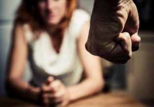 Βόλος: Νέο περιστατικό ενδοοικογενειακής βίας – Απείλησε να «πατήσει στο κεφάλι» την 24χρονη σύζυγό του