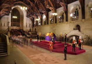 Βρετανία: Ένα τελευταίο Σαββατοκύριακο για να αποτίσουν οι πολίτες φόρο τιμής στη βασίλισσα Ελισάβετ