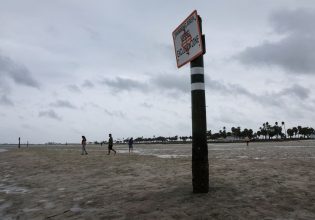 ΗΠΑ: Δεν άφησε τίποτα στο πέρασμά του ο κυκλώνας Ίαν – «Ρούφηξε» όλη τη θάλασσα στον κόλπο της Τάμπα