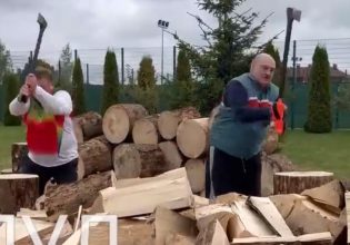 Ενεργειακή κρίση: Ο Λουκασένκο ειρωνεύεται και κόβει ξύλα «για να μην πεθάνουν οι Ευρωπαίοι από το κρύο»