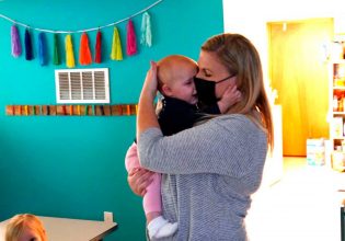 Μητέρα εκπαιδευτικός  στη Σαντορίνη αναγκάζεται να διδάσκει με το μωρό αγκαλιά
