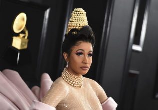 Cardi B: Έκανε δωρεά 100.000 δολαρίων στο σχολείο που φοίτησε