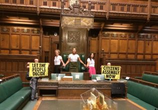 Βρετανία: Ακτιβιστές της Extinction Rebellion μπήκαν στο κοινοβούλιο κρατώντας πανό – «Να αποφασίσει ο λαός»