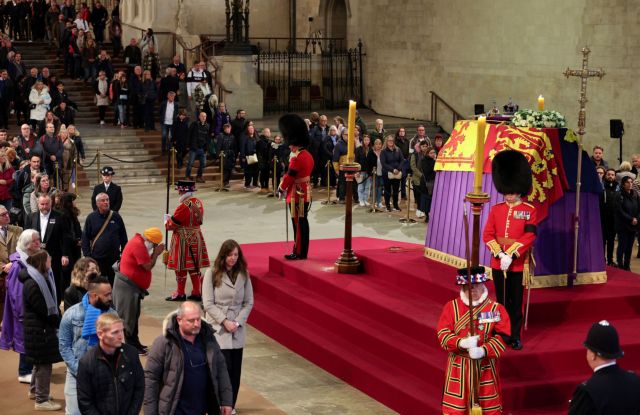 Βασίλισσα Ελισάβετ: Το Λονδίνο ετοιμάζεται πυρετωδώς - Υψηλοί προσκεκλημένοι για την κηδεία - Γιγαντοοθόνες σε πάρκα και πλατείες