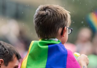 Η τουρκική κυβέρνηση χωρίζει παιδί από την ΛΟΑΤΚΙ+ ανάδοχη οικογένειά του