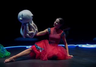 Το μαγευτικό χοροθέατρο για βρέφη και γονείς «Underwater»  στην Εναλλακτική Σκηνή της ΕΛΣ
