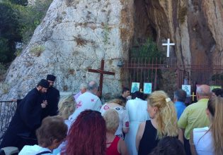 Λυκαβηττός: Ουρές στο ναό των Αγίων Ισιδώρων για να σταυρωθούν από τον ιερέα