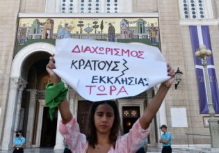 Διαμαρτυρία γυναικών έξω από τη Μητρόπολη Αθηνών για τις αμβλώσεις