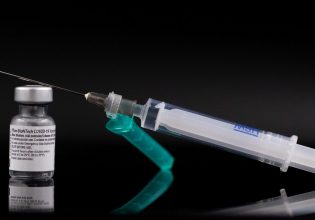 Κοροναϊός: Γιατί ΗΠΑ και Ευρώπη ενέκριναν διαφορετικά εμβόλια για την Όμικρον