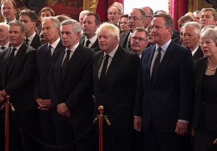 Βασιλιάς Κάρολος: Έξι πρώην πρωθυπουργοί της Βρετανίας παρακολούθησαν την ενθρόνισή του