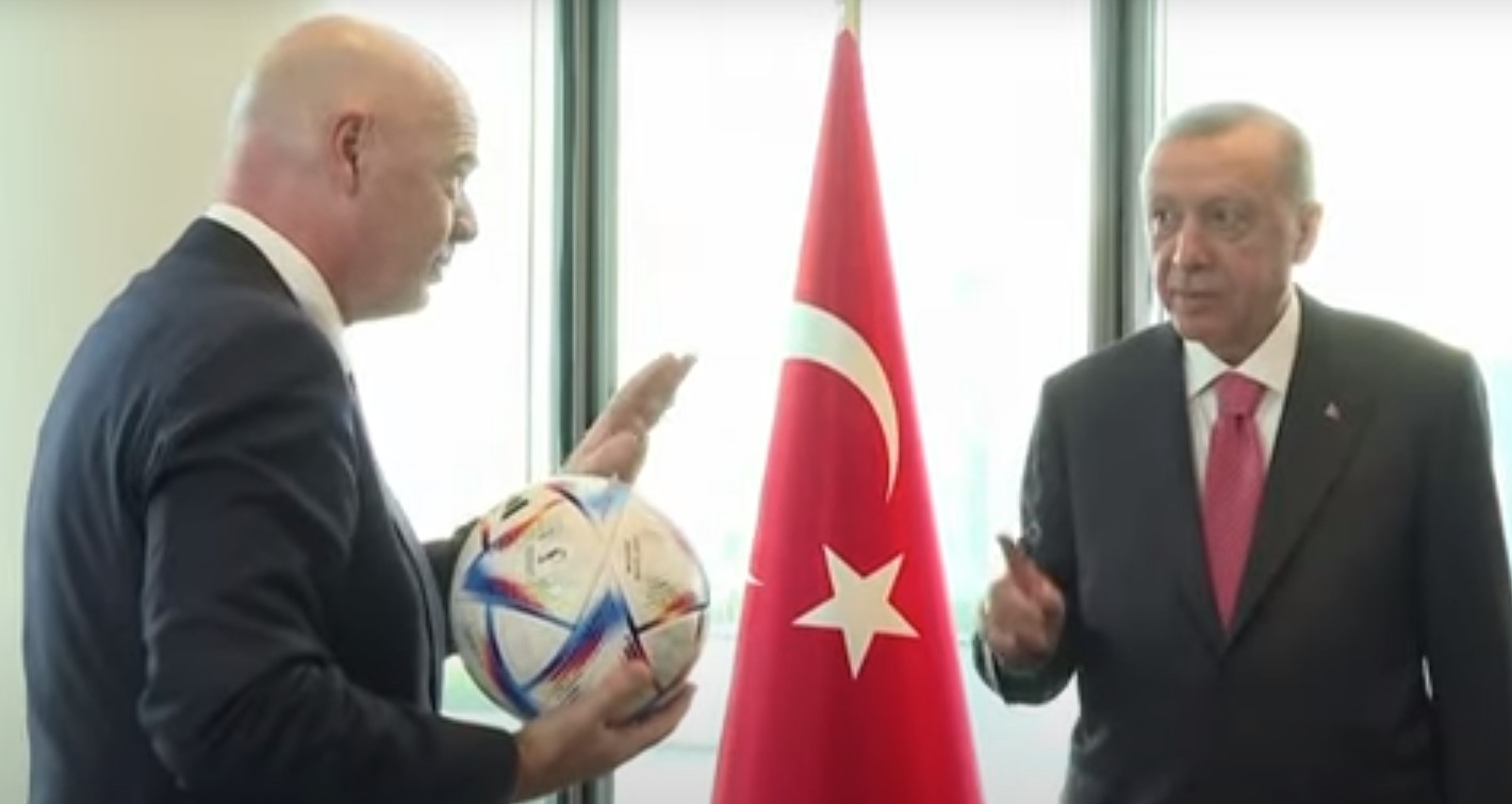 Ερντογάν: Το… γύρισε στο ποδόσφαιρο – Ο Ινφαντίνο του χάρισε την επίσημη μπάλα του Μουντιάλ