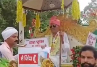 Ινδία: Υπεραιωνόβιος ντύνεται γαμπρός για να δείξει ότι είναι ζωντανός και μην του κόψουν τη σύνταξη