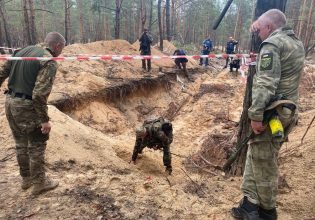 Ζελένσκι: Βρέθηκε ομαδικός τάφος στο Ιζιούμ – «Θαμμένοι περίπου 440 άνθρωποι»