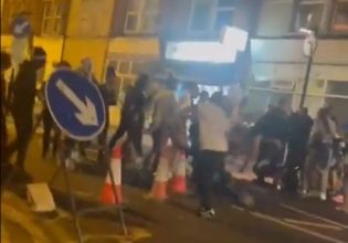 Άγριος ξυλοδαρμός γυναίκας στο Λονδίνο – Δεκάδες άτομα τη χτυπούσαν στη μέση του δρόμου