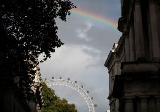 Βρετανία: Ένα ουράνιο τόξο «σκέπασε» το Λονδίνο μετά το θάνατο της βασίλισσας Ελισάβετ