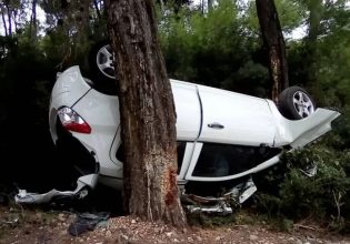 Αλόννησος: Τρομακτικό τροχαίο – Αυτοκίνητο αναποδογύρισε και σφηνώθηκε ανάμεσα σε δέντρα