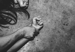 Μαρούσι: Τρόμος για 16χρονη – Άγνωστος της επιτέθηκε για να την βιάσει στο πάρκινγκ του σπιτιού της