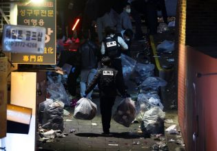 Νότια Κορέα: Για μια διασημότητα η τραγωδία με τους 150 νεκρούς στη Σεούλ; «Ούρλιαζαν και έπεφταν σαν ντόμινο»
