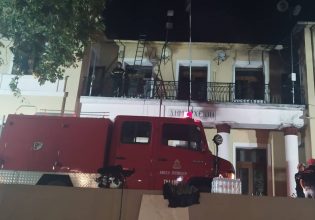 Κοζάνη: Φωτιά στο Δημαρχείο Σερβίων – Παραδόθηκε στις φλόγες το ιστορικό κτίριο