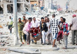 Σομαλία: 29 νεκροί από διπλή βομβιστική επίθεση αυτοκτονίας έξω από το υπουργείο Παιδείας