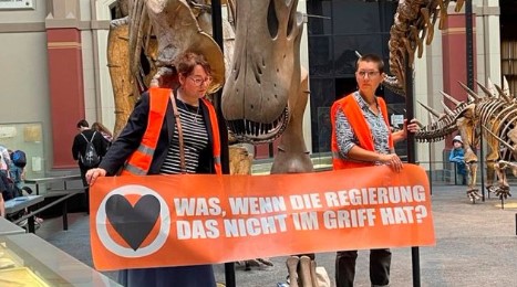 Γερμανία: Σκελετός δεινοσαύρου ο νέος στόχος ακτιβιστών για το κλίμα – «Θέλετε να εκλείψουμε κι εμείς;»