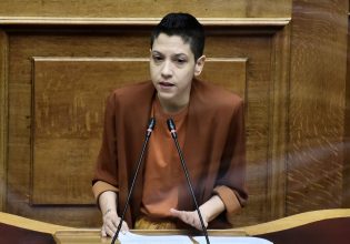 ΜέΡΑ25: Ανεξαρτητοποιήθηκε η Φωτεινή Μπακαδήμα – Η 3η γυναίκα βουλευτής που φεύγει από το κόμμα