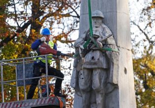 Η Πολωνία γκρεμίζει σοβιετικά μνημεία: Οργισμένη αντίδραση του Κρεμλίνου