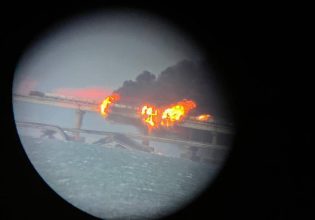 Μεγάλη φωτιά στη γέφυρα που συνδέει τη Ρωσία με την Κριμαία – Διακόπηκε η κυκλοφορία