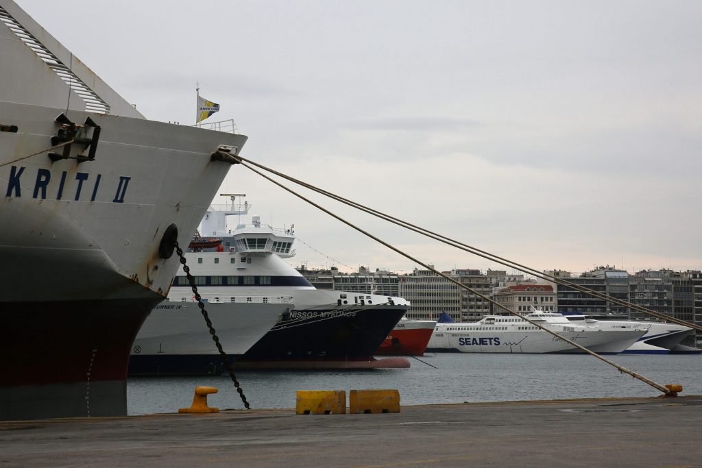 Δεμένα πλοία στα λιμάνια, αλλάζουν δρομολόγια - 24ωρη απεργία της ΠΝΟ