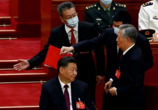 Κίνα: Γιατί έβγαλαν «σηκωτό» από το χώρο του συνεδρίου του ΚΚ τον πρώην πρόεδρο – Τι λένε τα κινέζικα ΜΜΕ