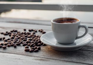 Μεγάλος κίνδυνος: Μην παίρνετε αυτά τα φάρμακα μαζί με τον καφέ