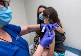 Κοροναϊός: Προστατεύονται τα παιδιά από την νόσηση με Όμικρον αν κάνουν το εμβόλιο;