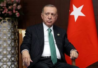 Πώς η Τουρκία προσπαθεί να ισορροπήσει ανάμεσα σε Ανατολή και Δύση ενώ μαίνεται ο πόλεμος