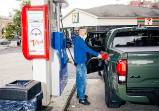 ΗΠΑ: Θα καθορίσει η τιμή της βενζίνης το αποτέλεσμα των εκλογών;