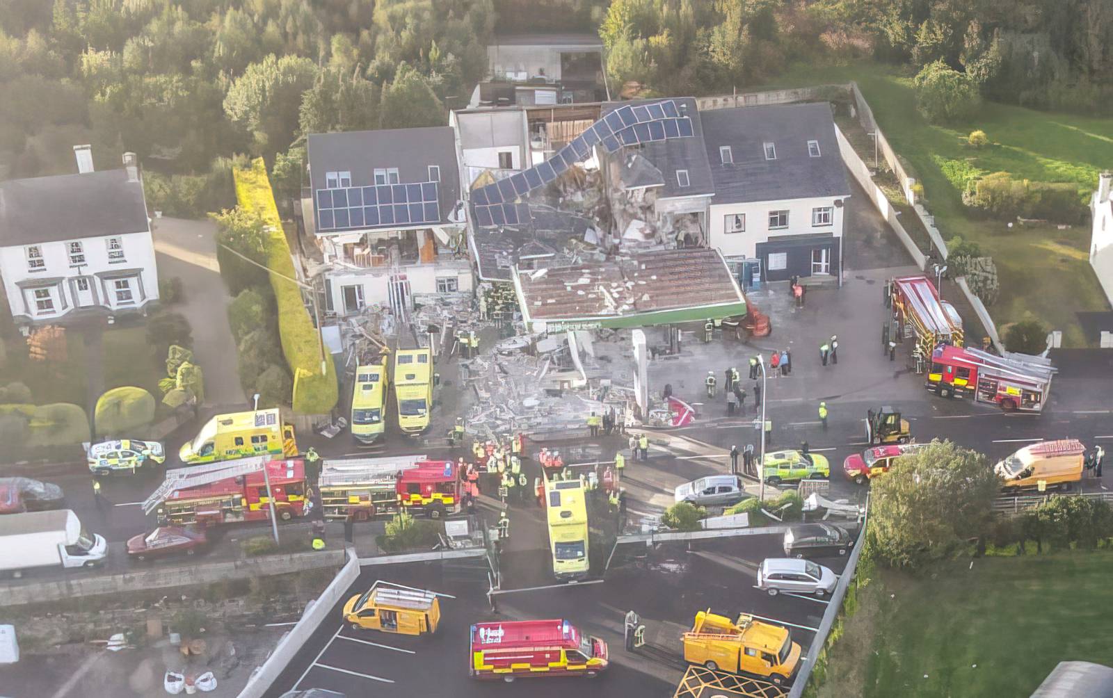 Ιρλανδία: Τουλάχιστον 3 νεκροί από «τεράστια έκρηξη» σε πρατήριο - Μάχη διάσωσης εγκλωβισμένων